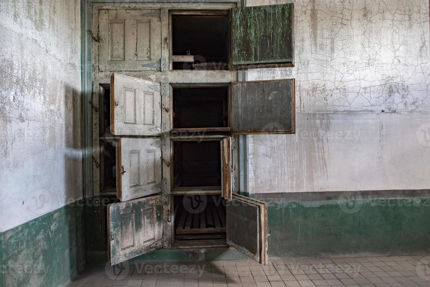 Leichenhalle in Ellis Island verlassene Innenräume der psychiatrischen Klinik foto