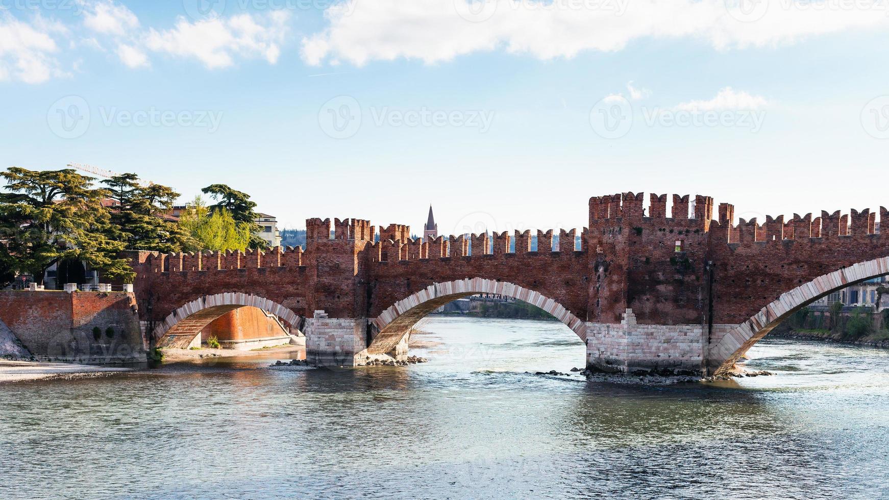 Blick auf die Brücke Castel Vecchio in der Stadt Verona foto