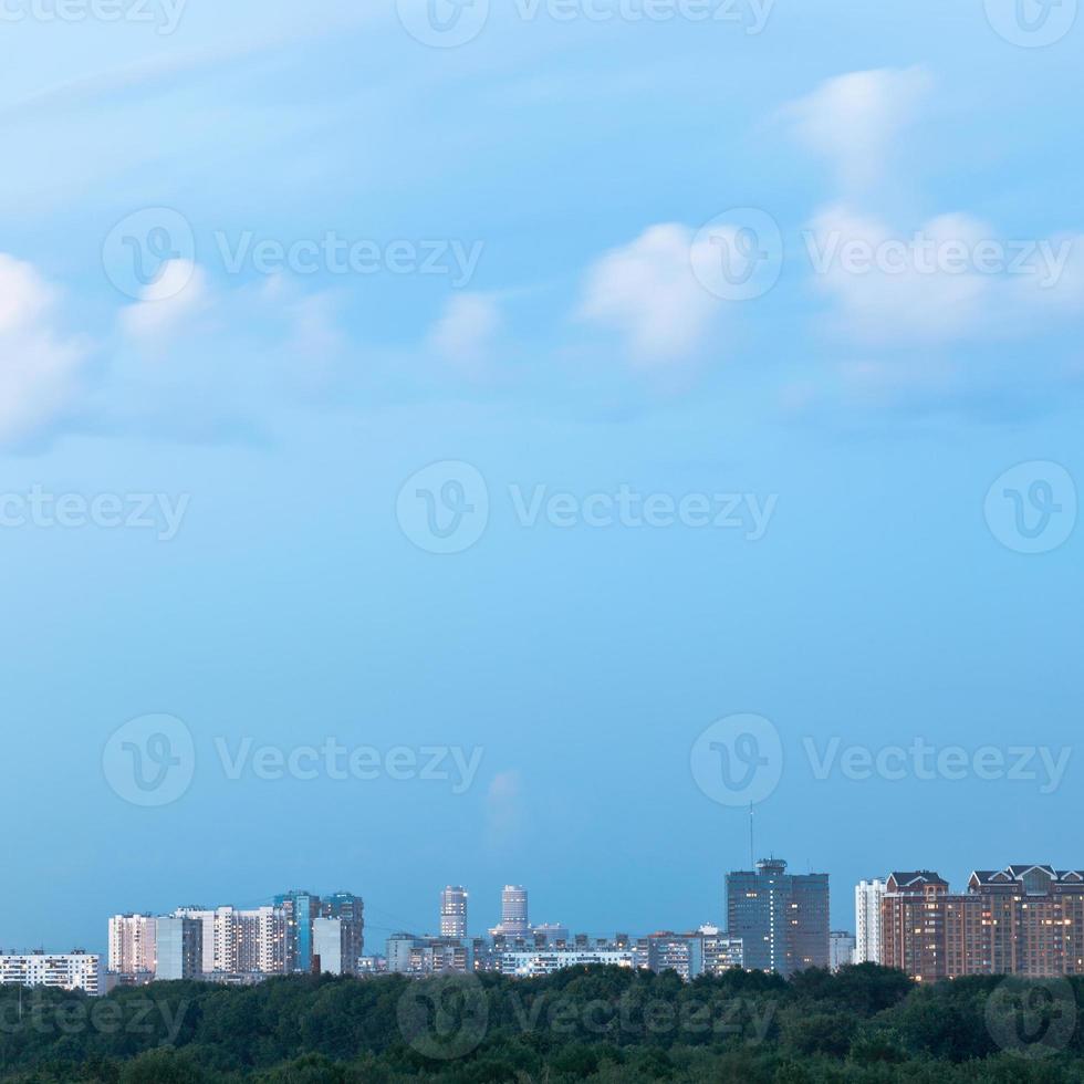 flauschige wolke im blauen dämmerungshimmel über der stadt foto