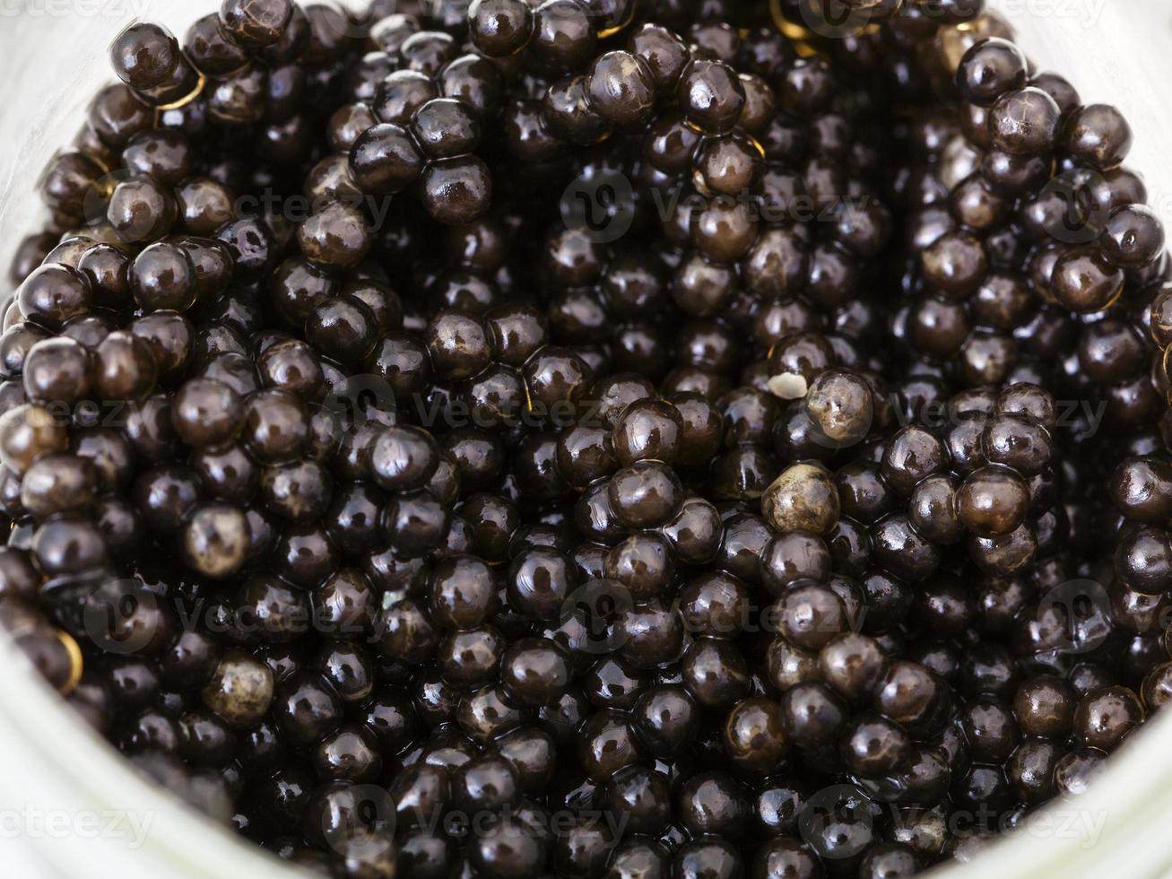 viele schwarze störkaviar im glas foto