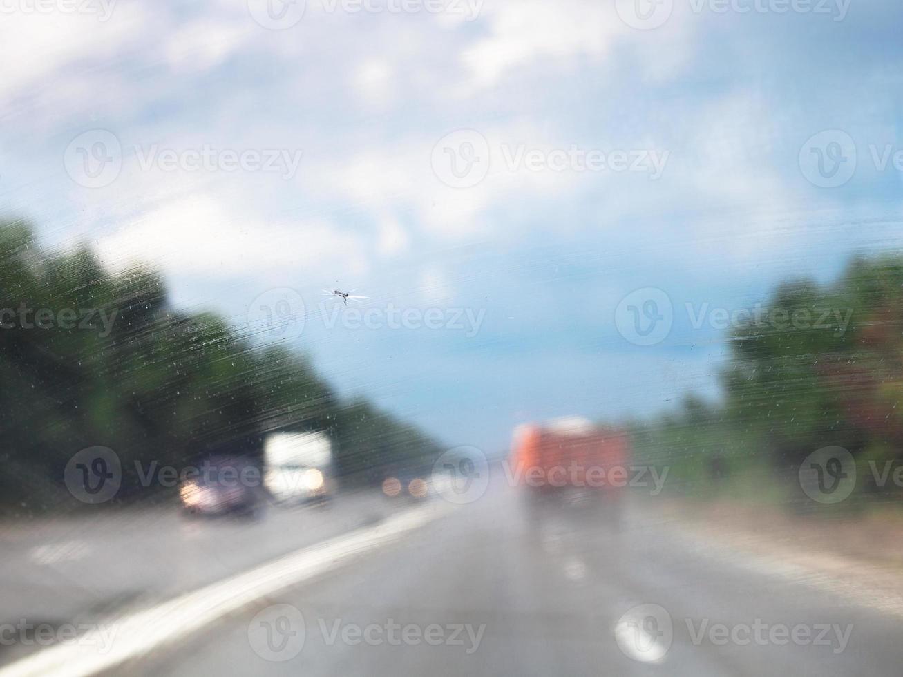 Schmutzige Windschutzscheibe beim Autofahren im Regen foto