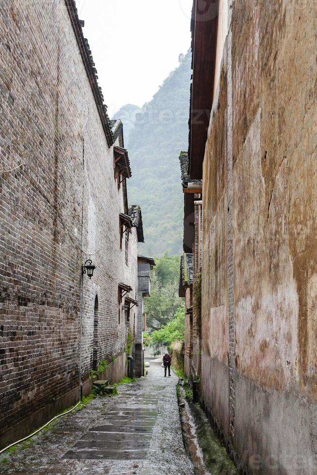 schmale straße in der xingping-stadt yangshuo foto