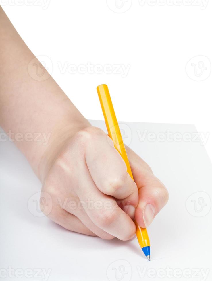 Hand schreibt mit blauem Stift auf Blatt Papier foto