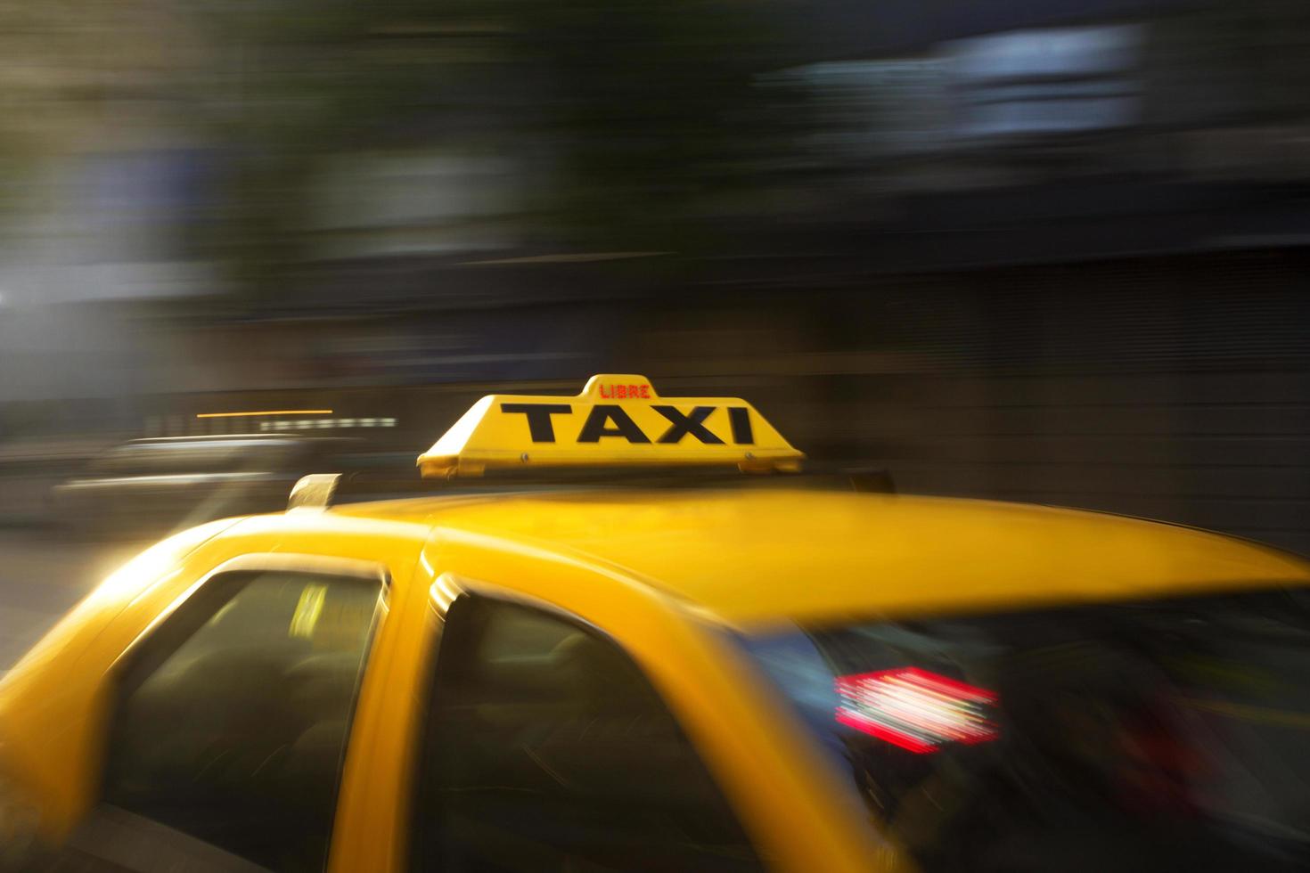 Schwenkfoto des gelben Taxis foto