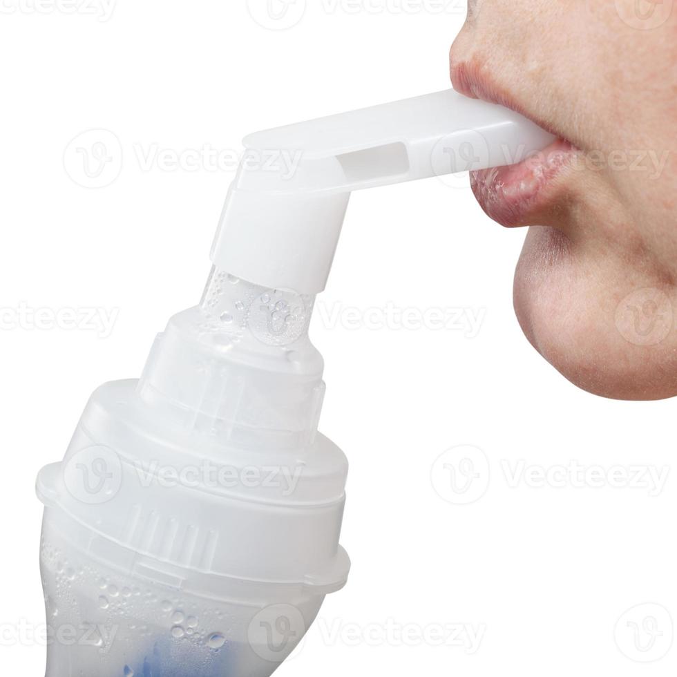 Mundstück des Düsenverneblers in den Lippen des Patienten foto