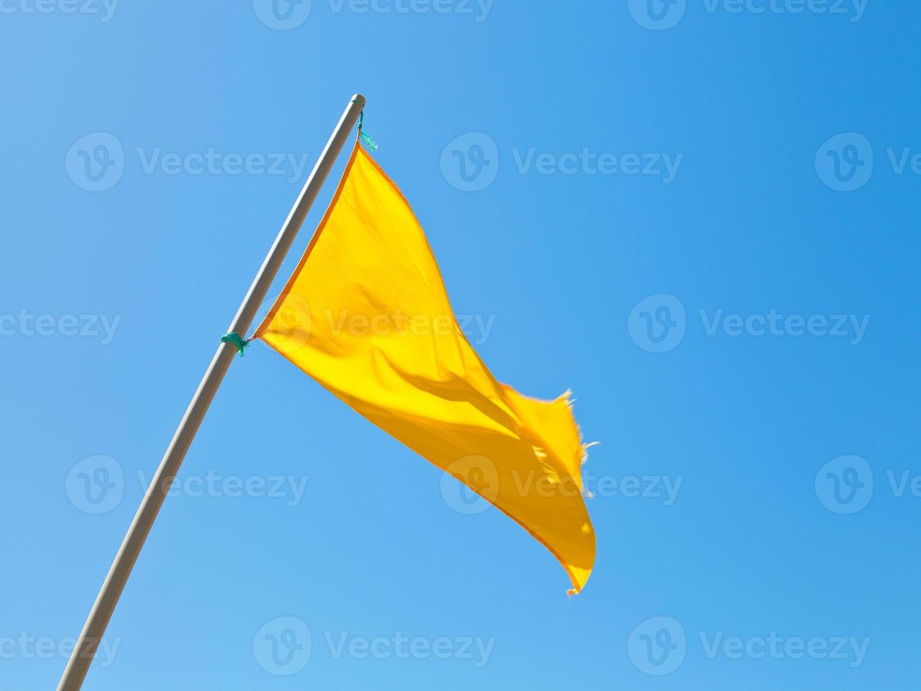 Strandsicherheitswarnung gelbe Flagge mit blauem Himmel foto