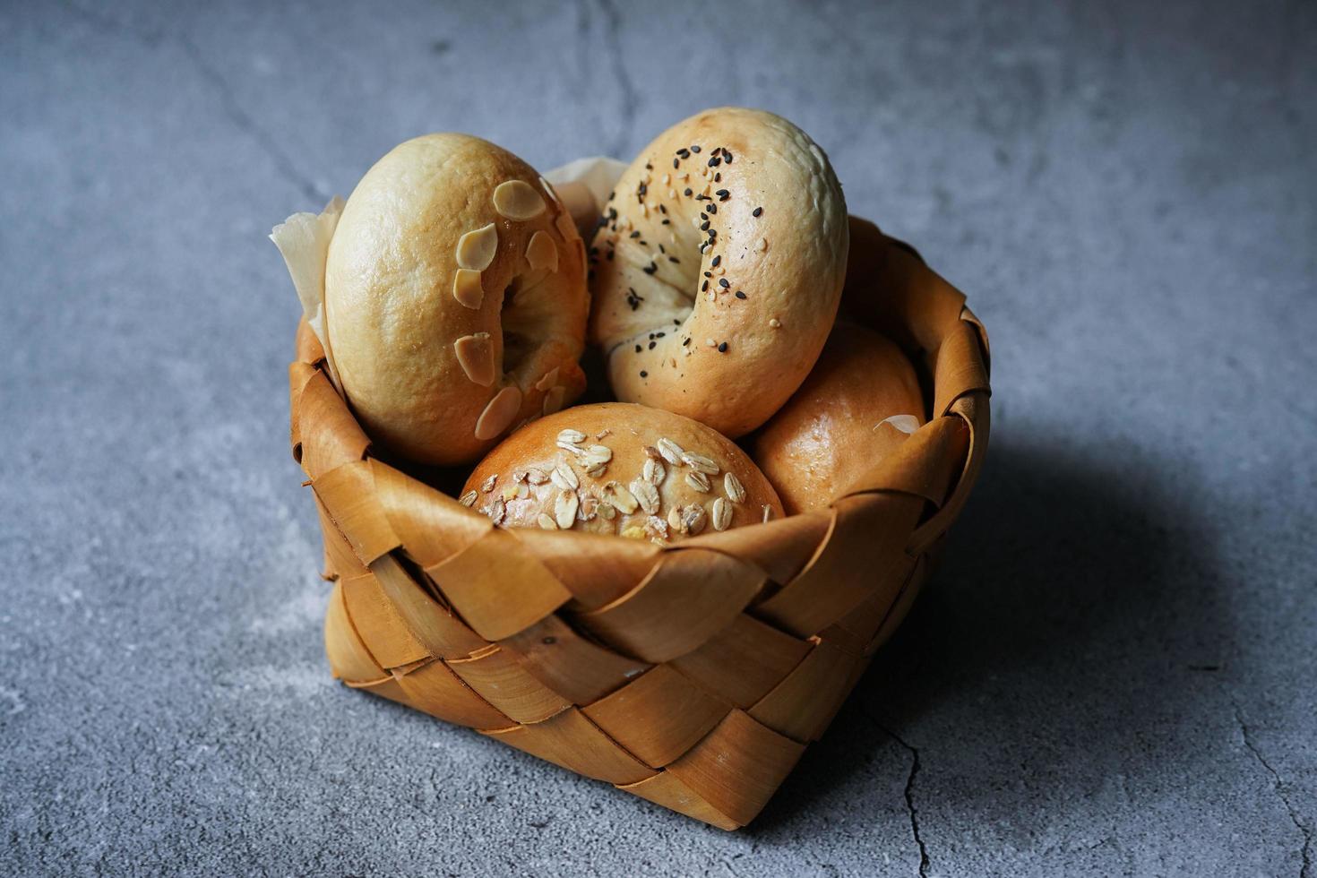 Korb mit Bagels foto