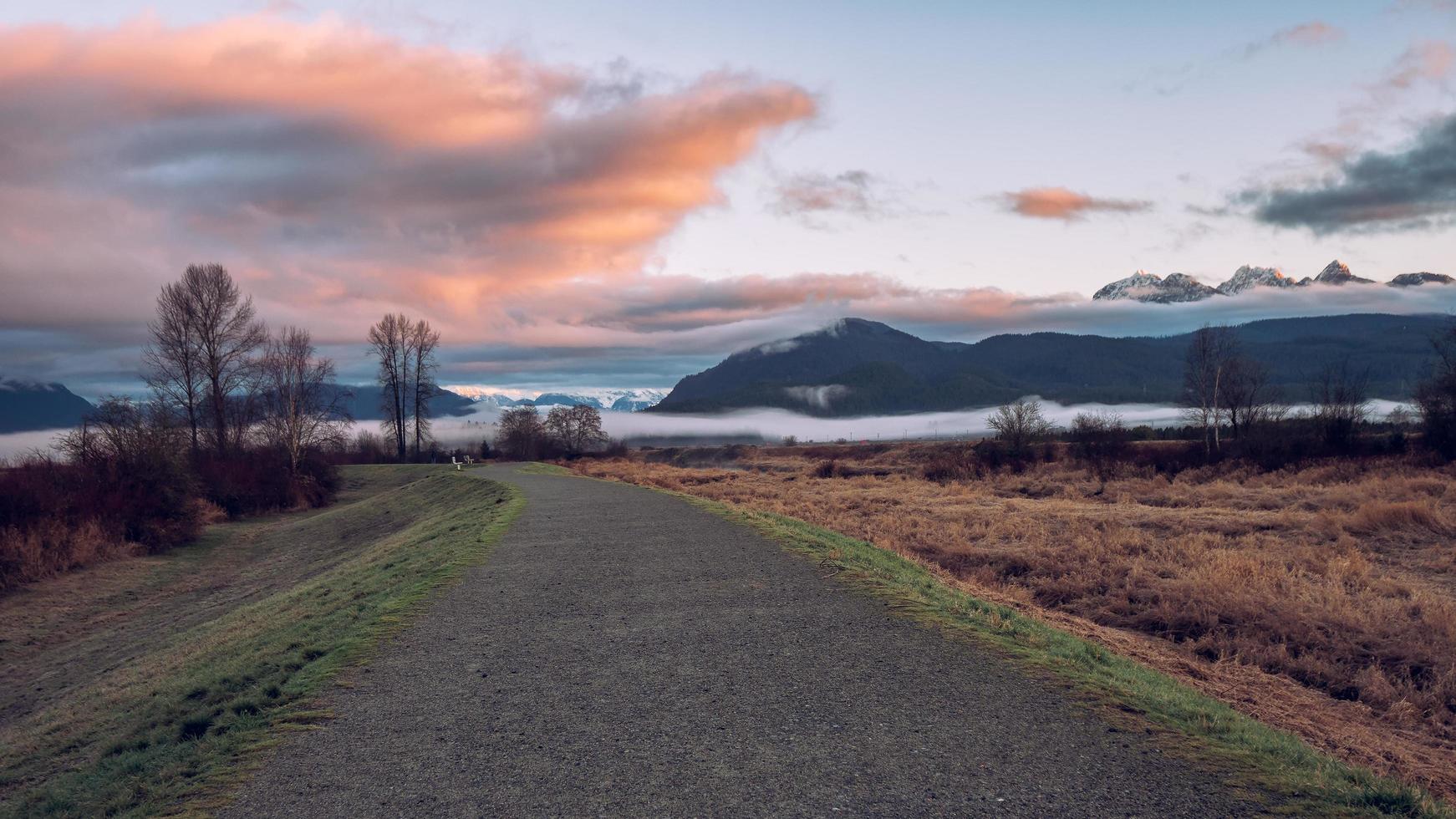 Straße im Park mit Bergen im Hintergrund foto