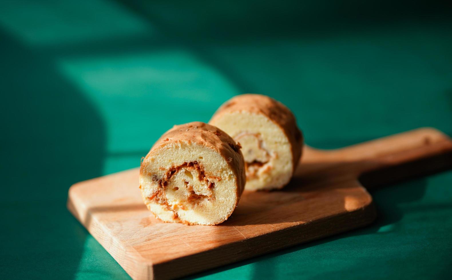 geschnittenes Brot auf Schneidebrett foto