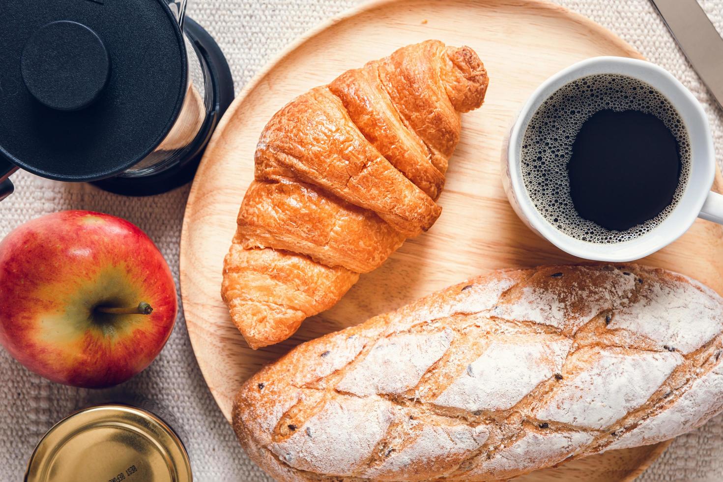 Draufsicht auf klassische französische Backwaren zum Frühstück foto