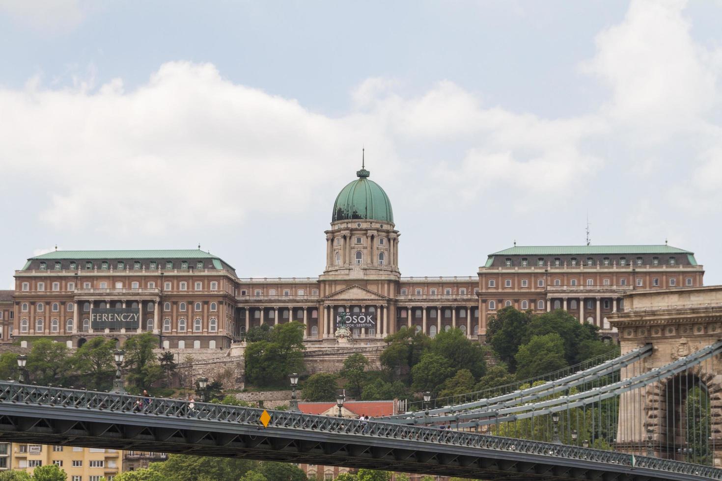 historischer königspalast in budapest foto