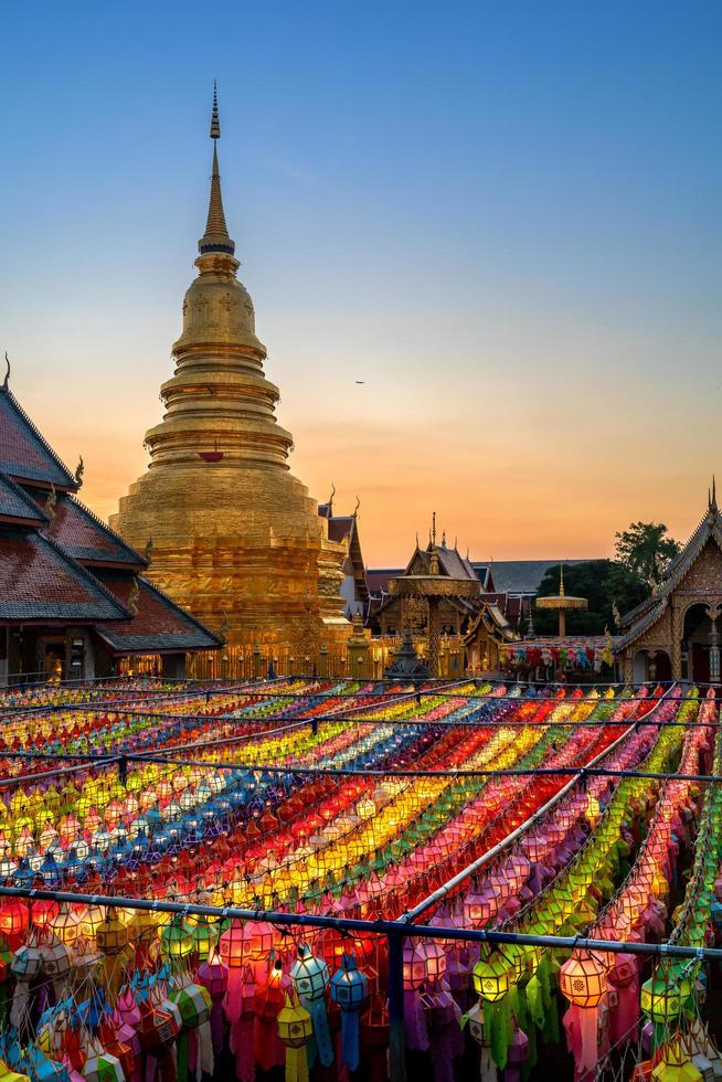 Sonnenuntergang beleuchtet den Himmel beim Yi Peng Festival in Thailand foto