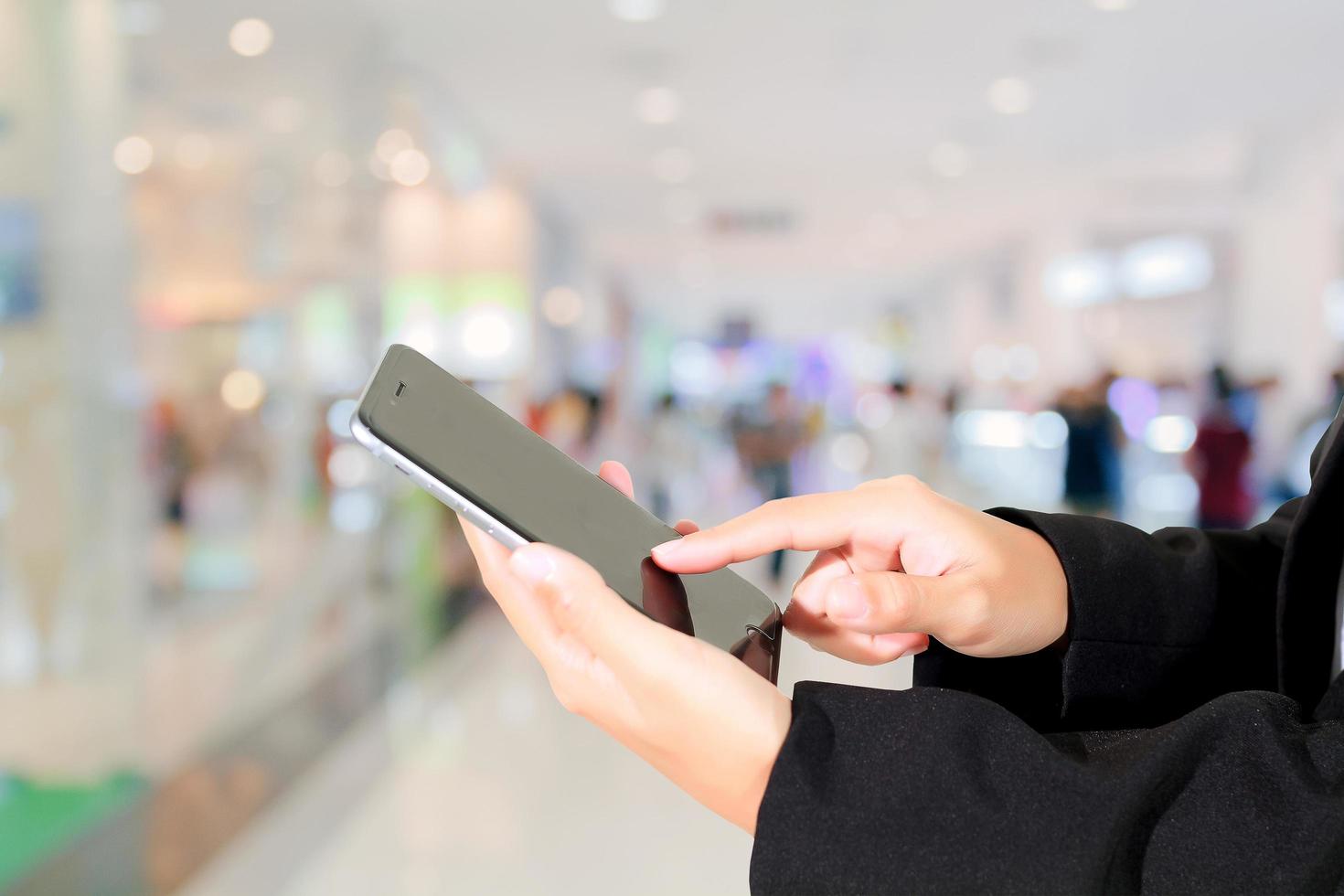 Käufer mit Handy für die Kasse im Supermarkt foto