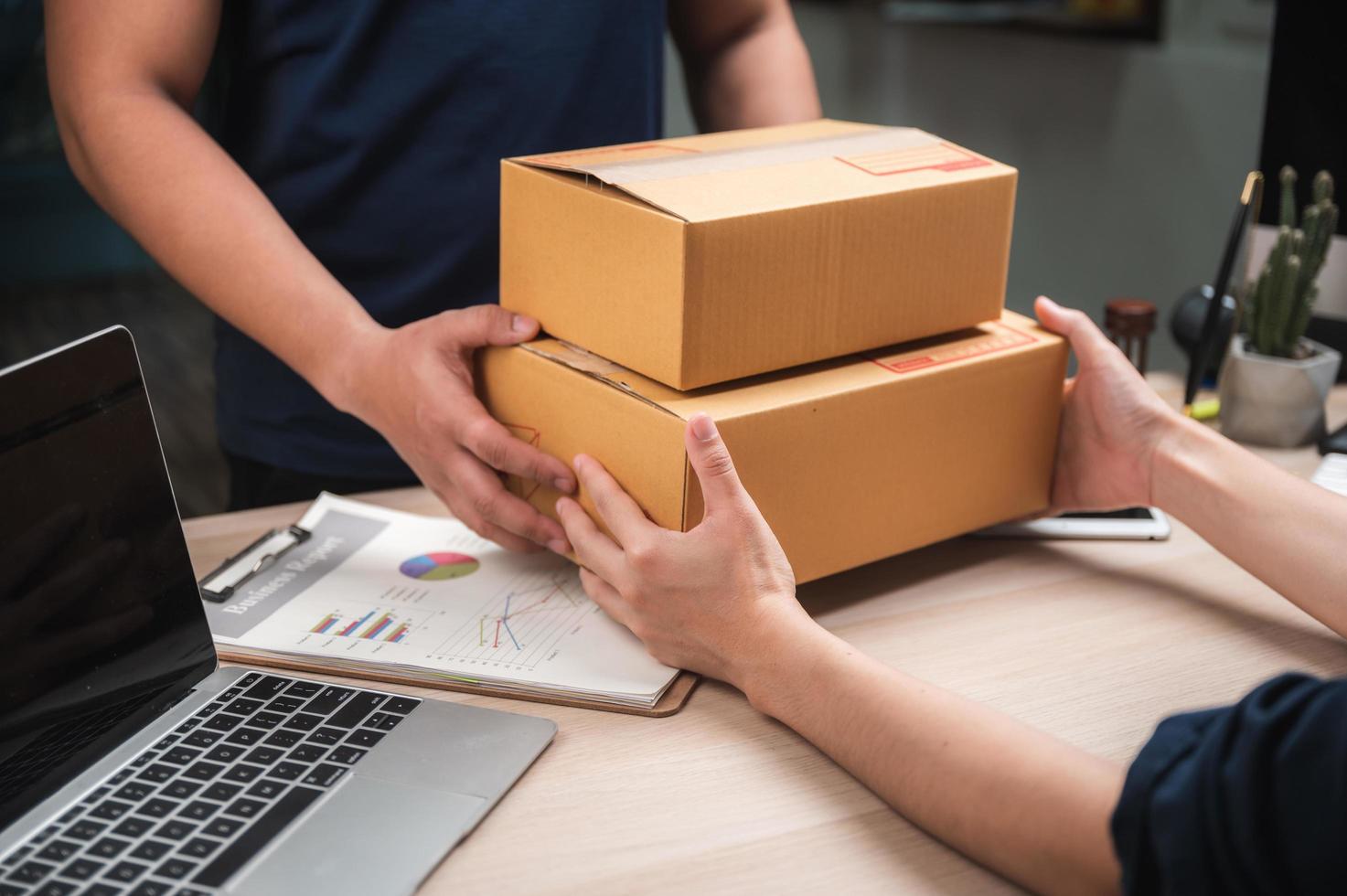 Arbeiter erhält Lieferung im Büro foto