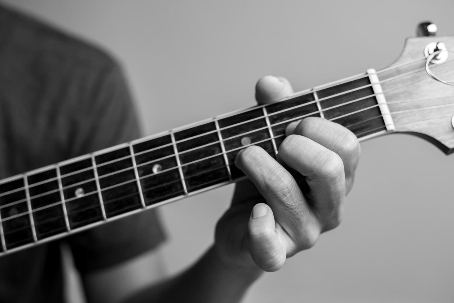 Mann spielt Gitarre foto