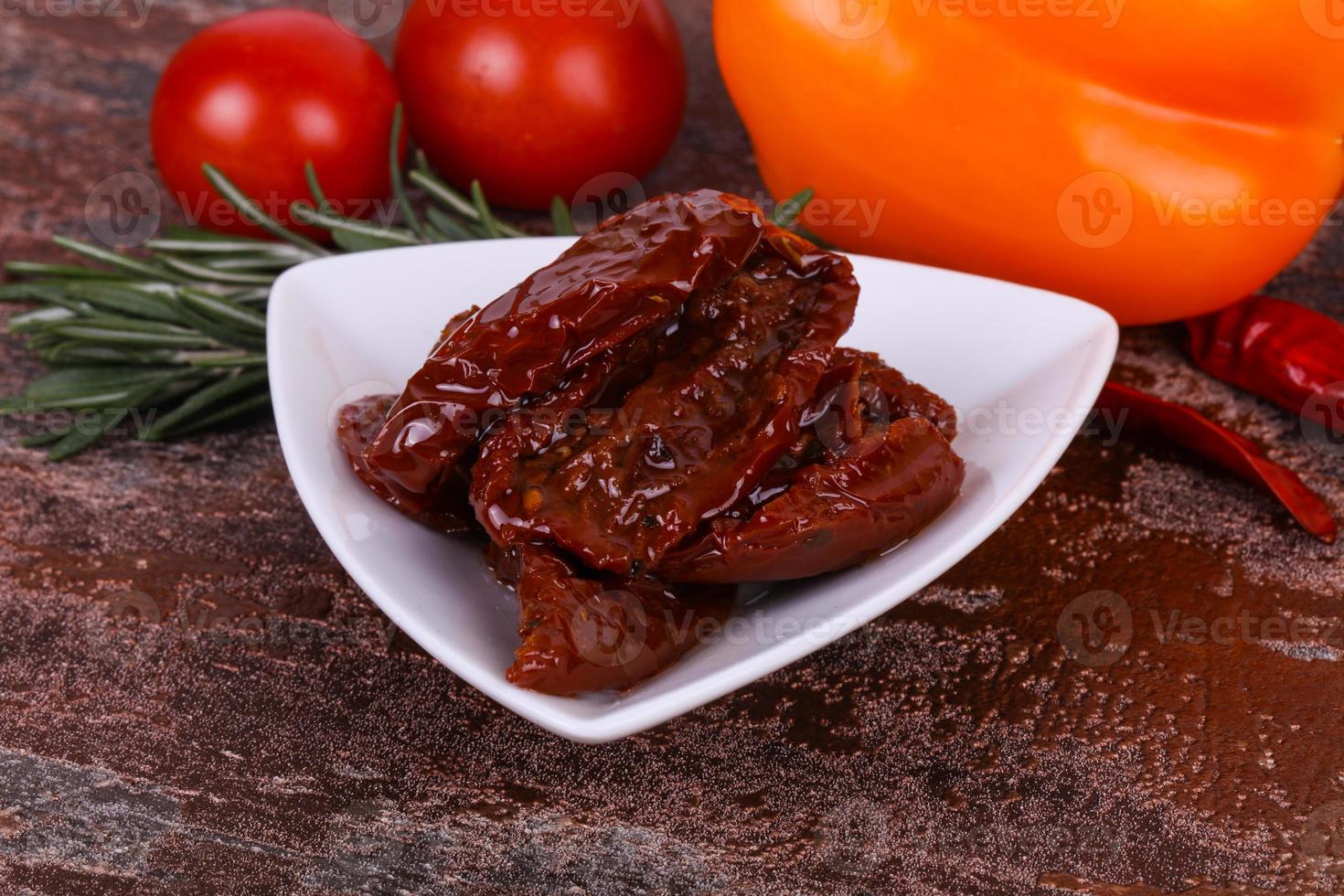 getrocknete Tomaten in der Schüssel mit Olivenöl foto