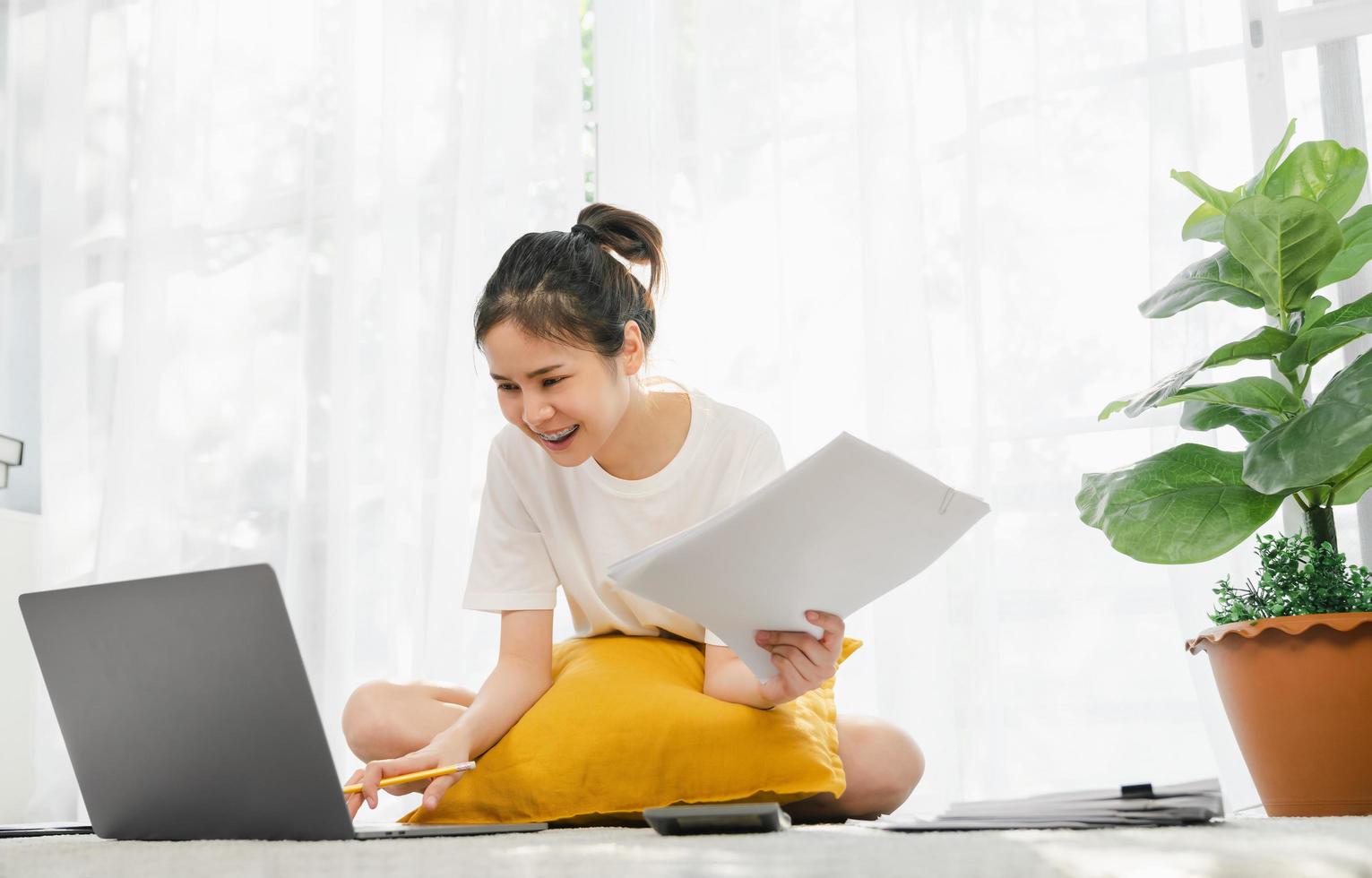 Frau arbeitet von zu Hause aus foto