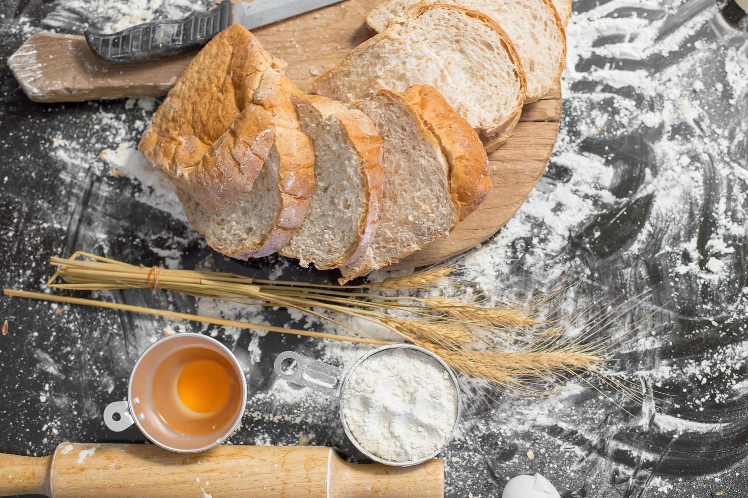 Brot im rustikalen Stil auf einem Holztisch foto