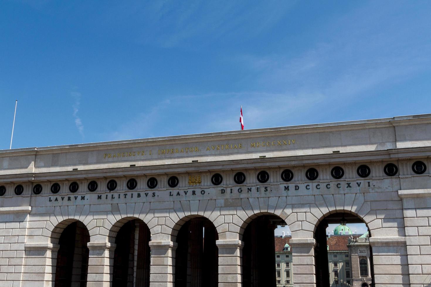 wien heldentor - eingang zur hofburg und heldenplatz, österreich foto