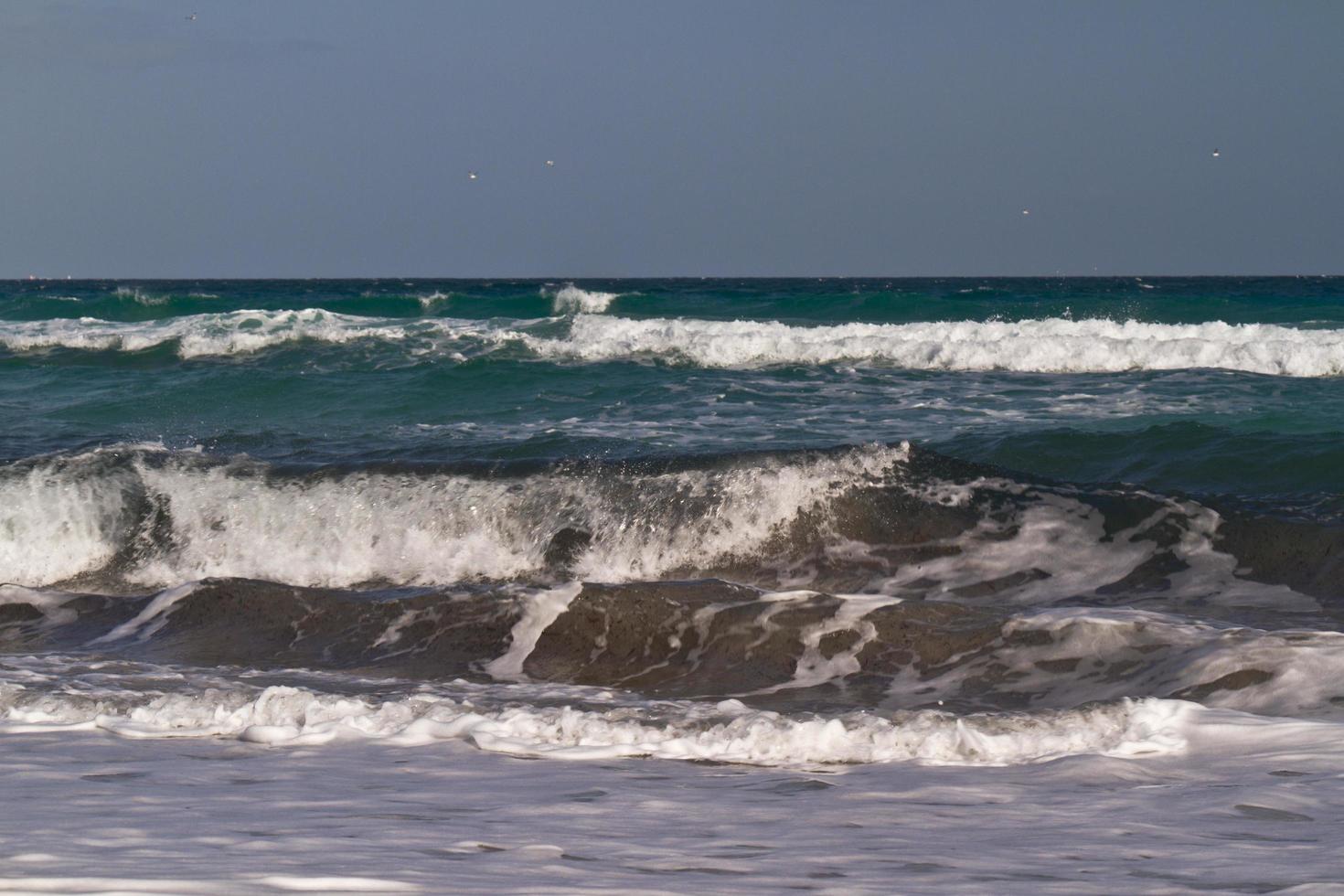 Meereswellen am Mittelmeer foto