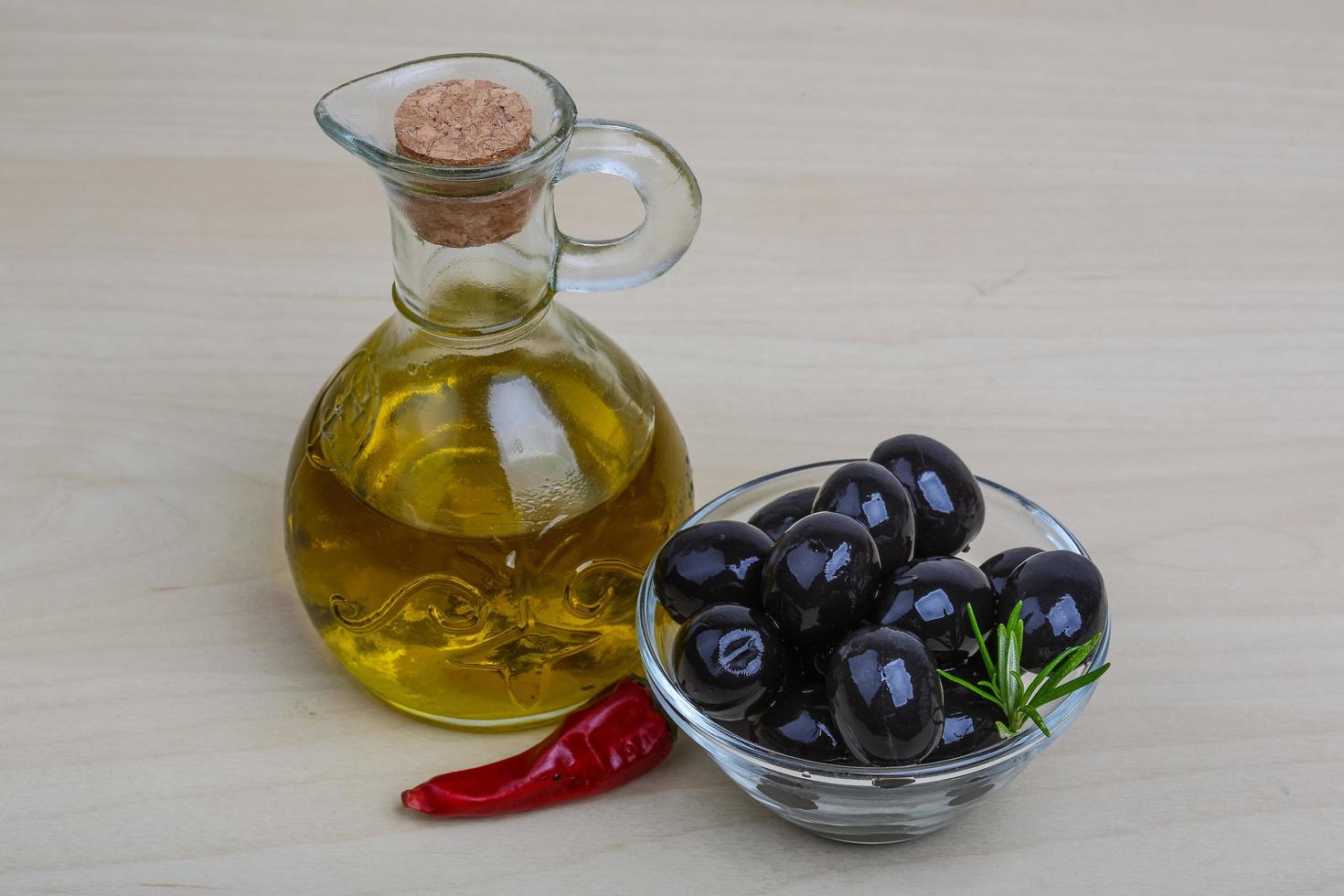 Olivenöl auf Holzhintergrund foto