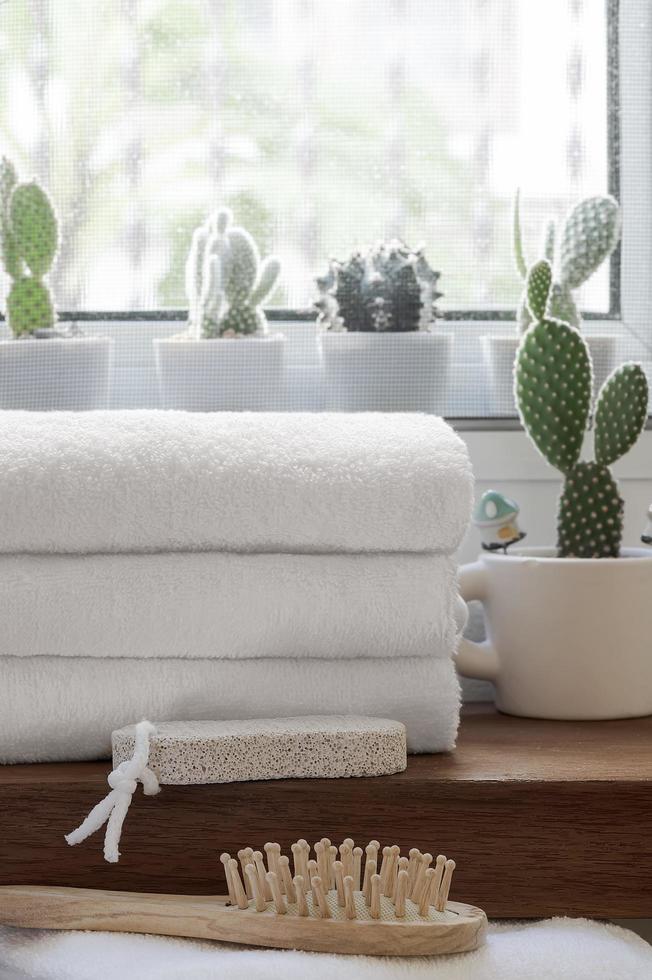 Stapel gefalteter sauberer Handtücher auf Holztheke foto