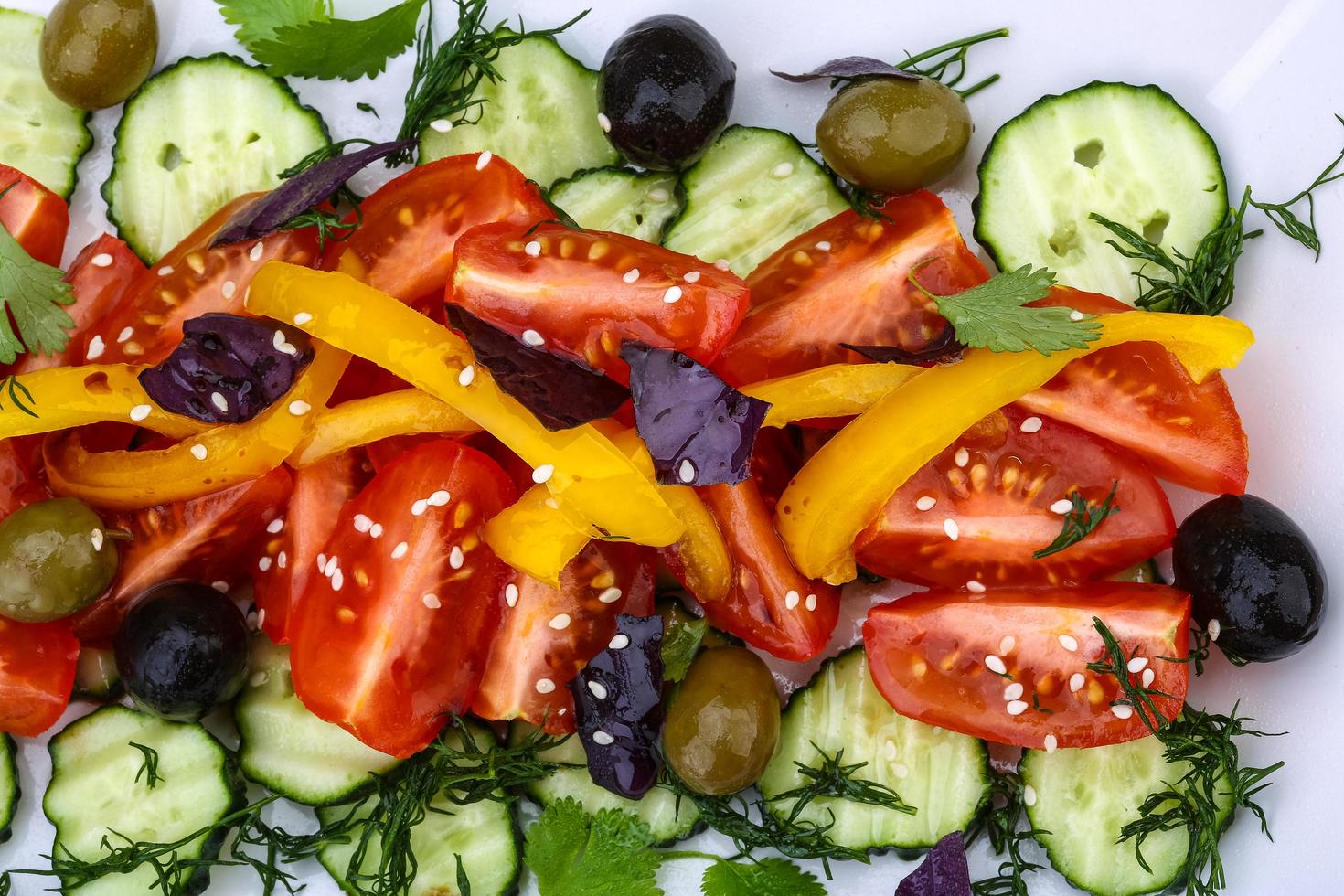 Salat mit Tomaten, Gurken und Oliven foto