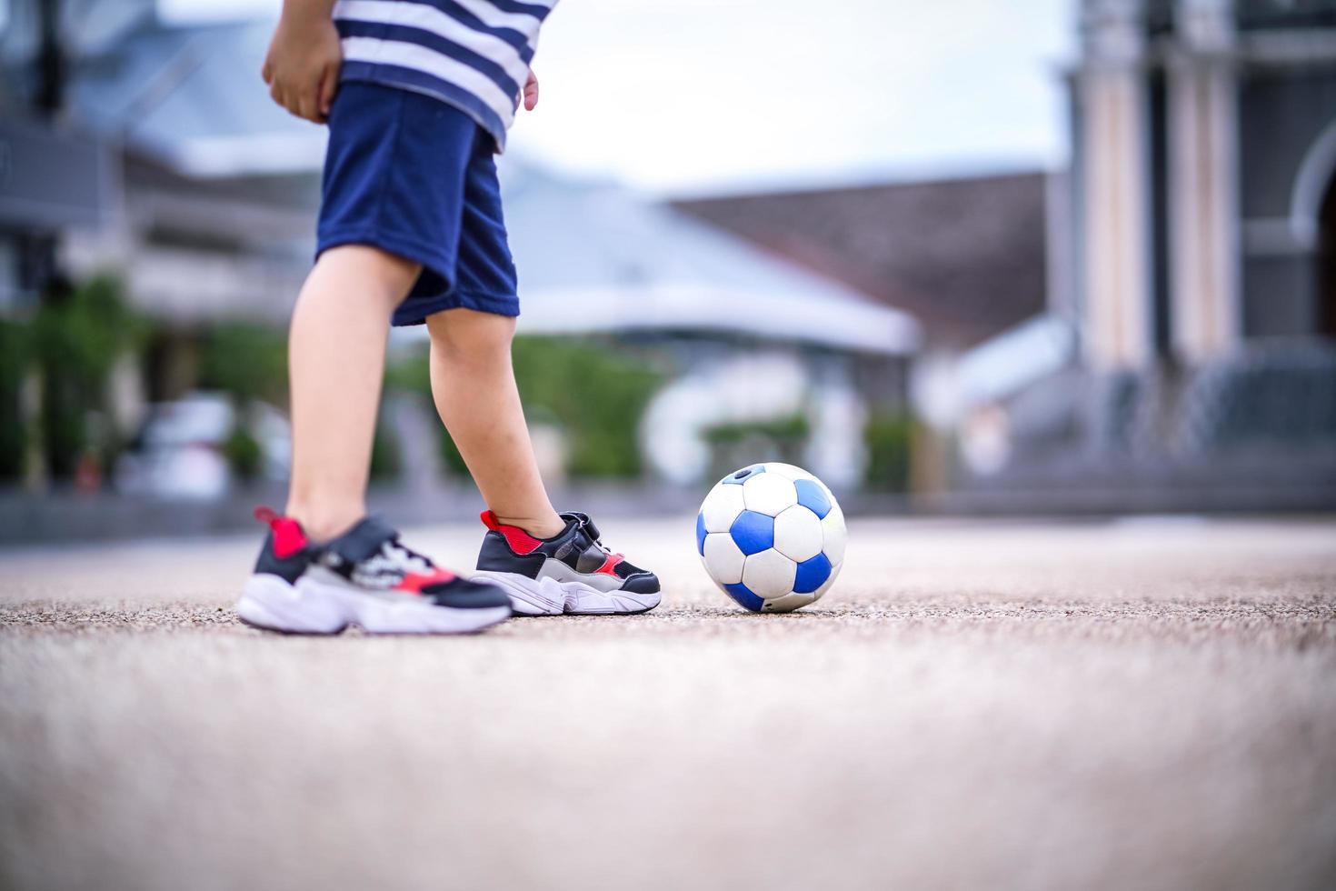 kleiner Junge mit Fußball foto