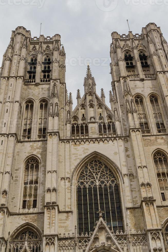 die schöne gotische kathedrale st. Michael und St. gudula strebt nach einem blauen himmel, belgien, brüssel, europa. foto