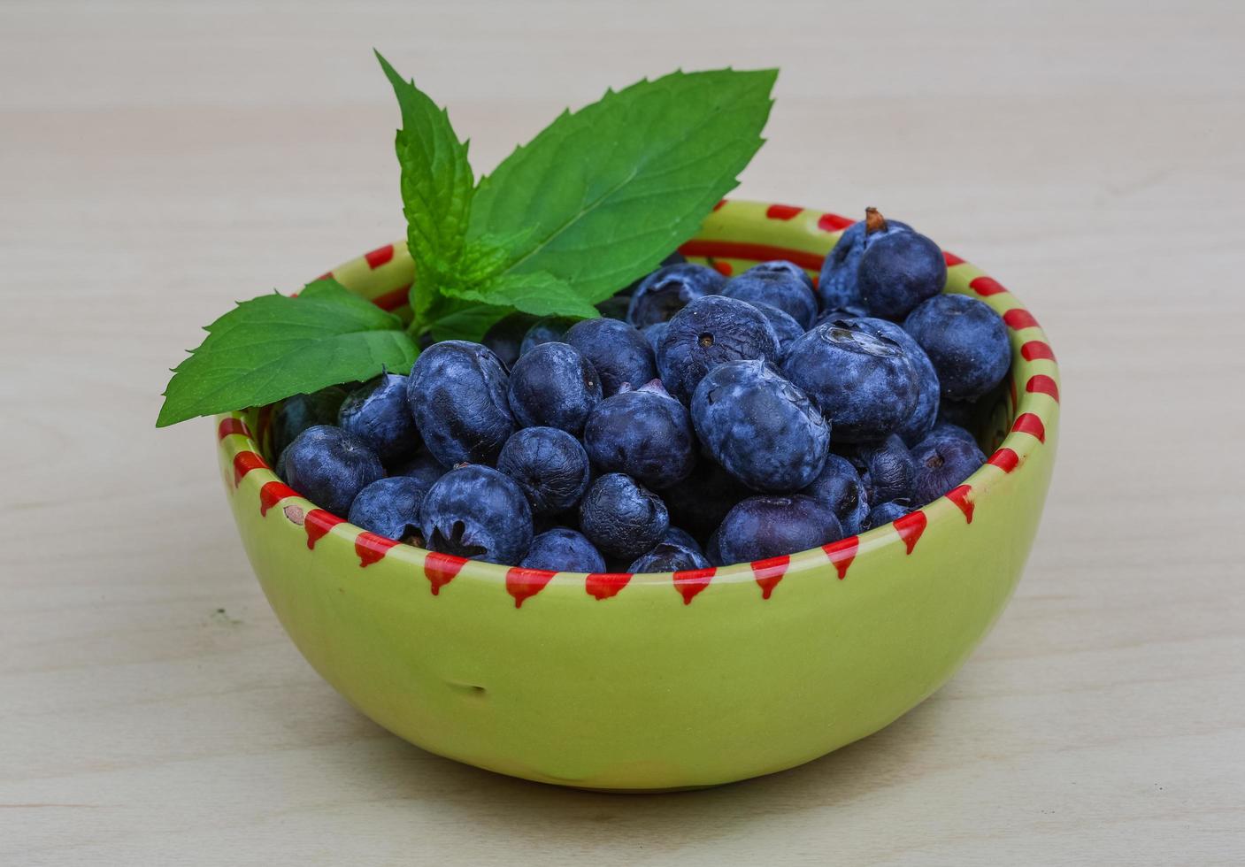 Blaubeere in einer Schüssel auf hölzernem Hintergrund foto