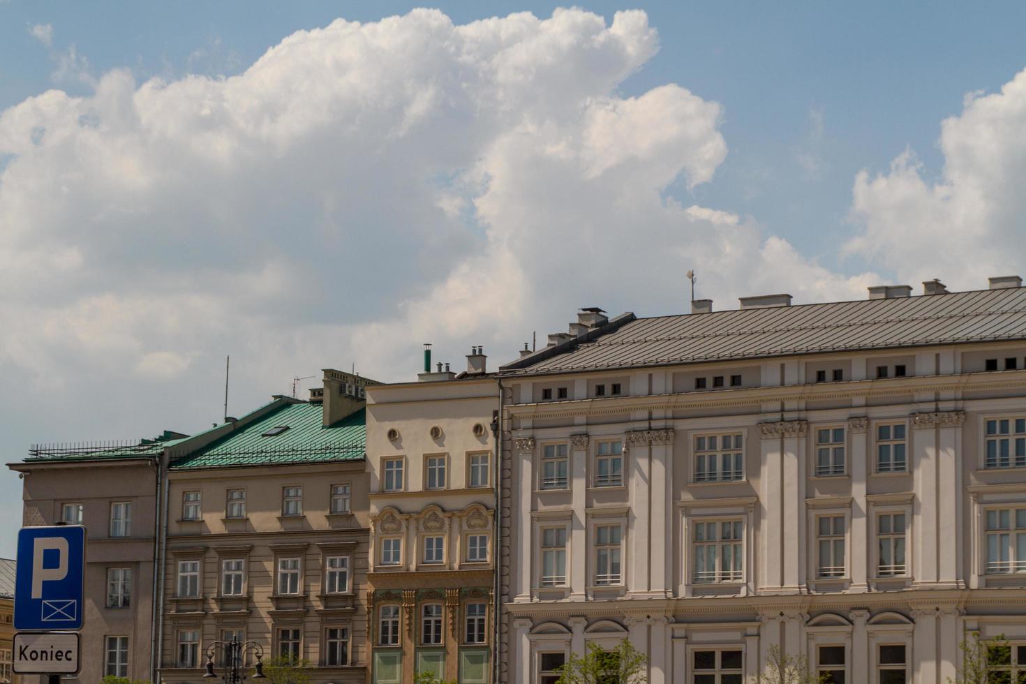 schöne fassade des alten stadthauses in krakau, polen foto