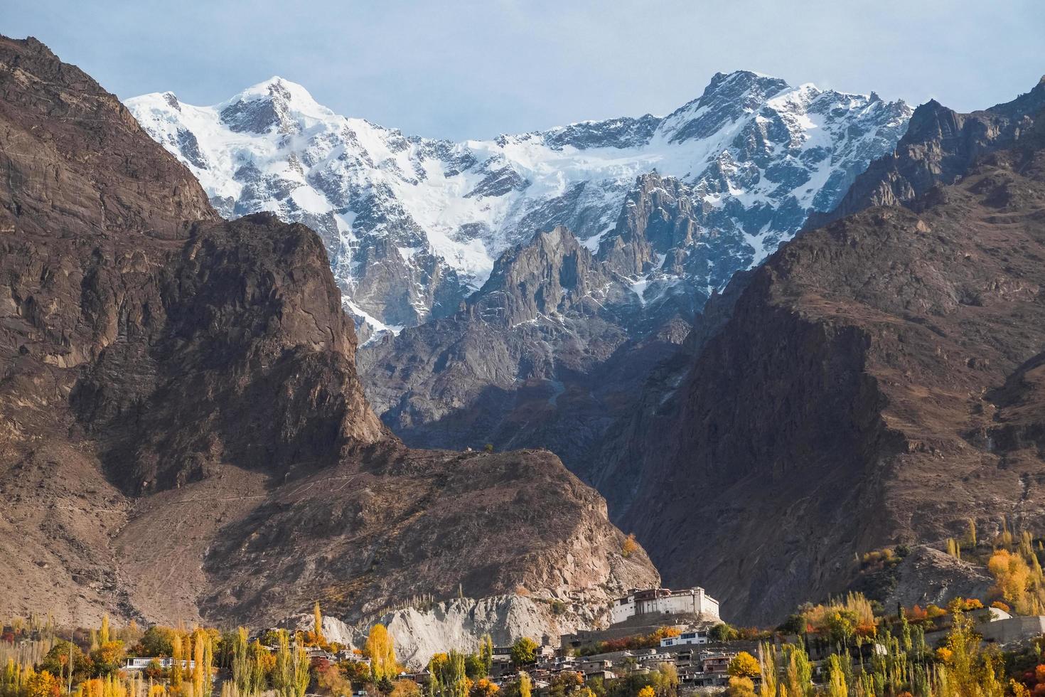 Baltit Fort gegen Karakoram Berg in Hunza Tal, Pakistan foto