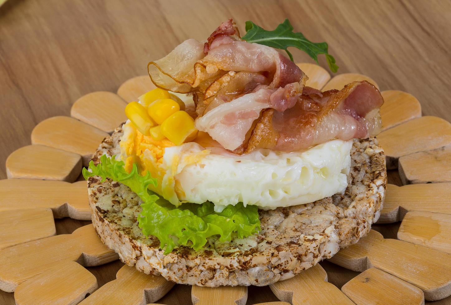 knuspriges Sandwich mit Ei und Speck foto