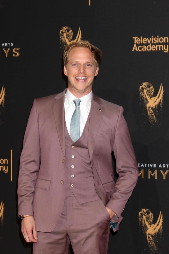 los angeles, 10. sep - chris geere bei den creative arts emmy awards 2017, ankunft im microsoft theater am 10. september 2017 in los angeles, ca foto