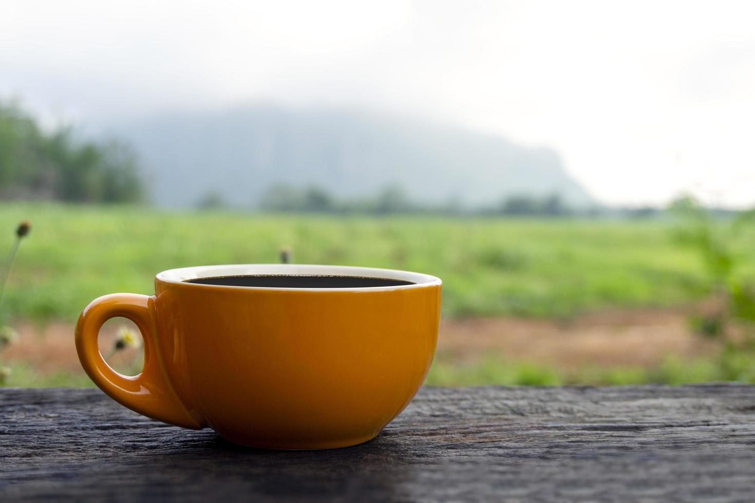 Tasse Kaffee auf dem Tisch in der malerischen Außenumgebung foto