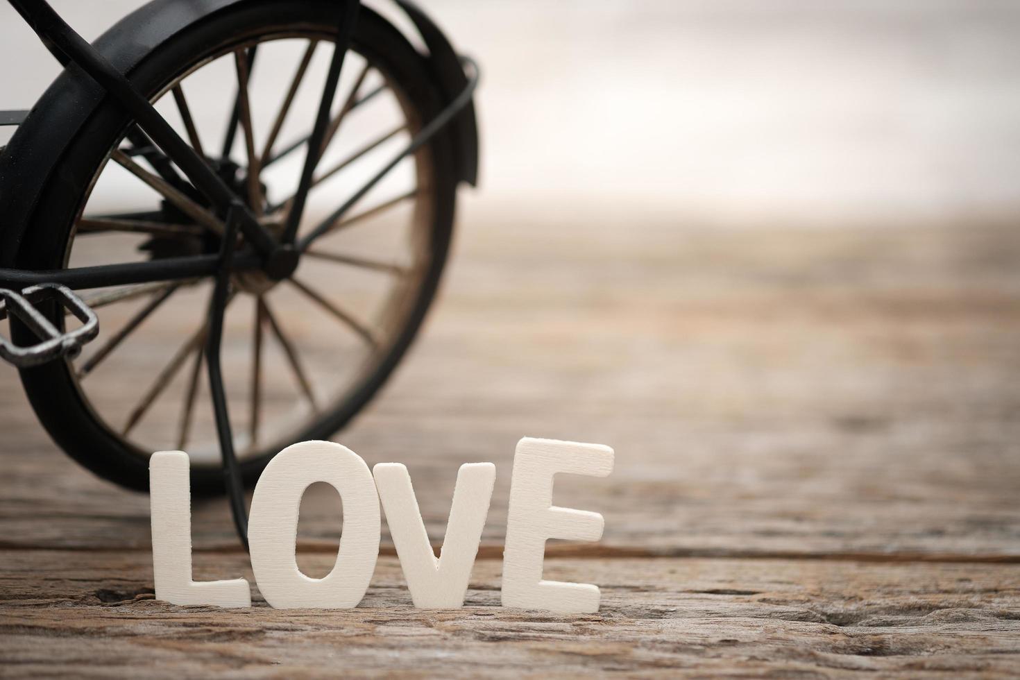 Buchstaben Liebe und Spielzeug Fahrrad foto