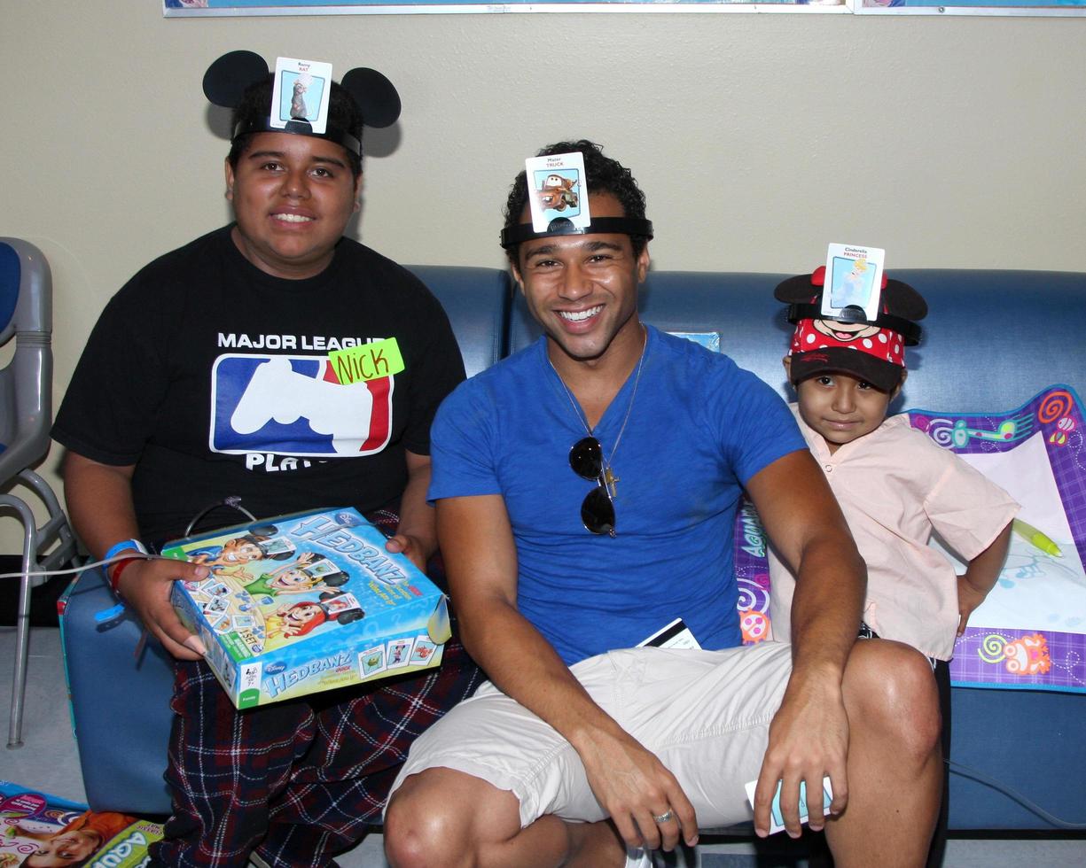 los angeles, 16. september - corbin bleu at the stars 4 lächelt, promis besuchen kinder im krankenhaus des harbour-ucla medical centre am 16. september 2014 in torrance, ca foto