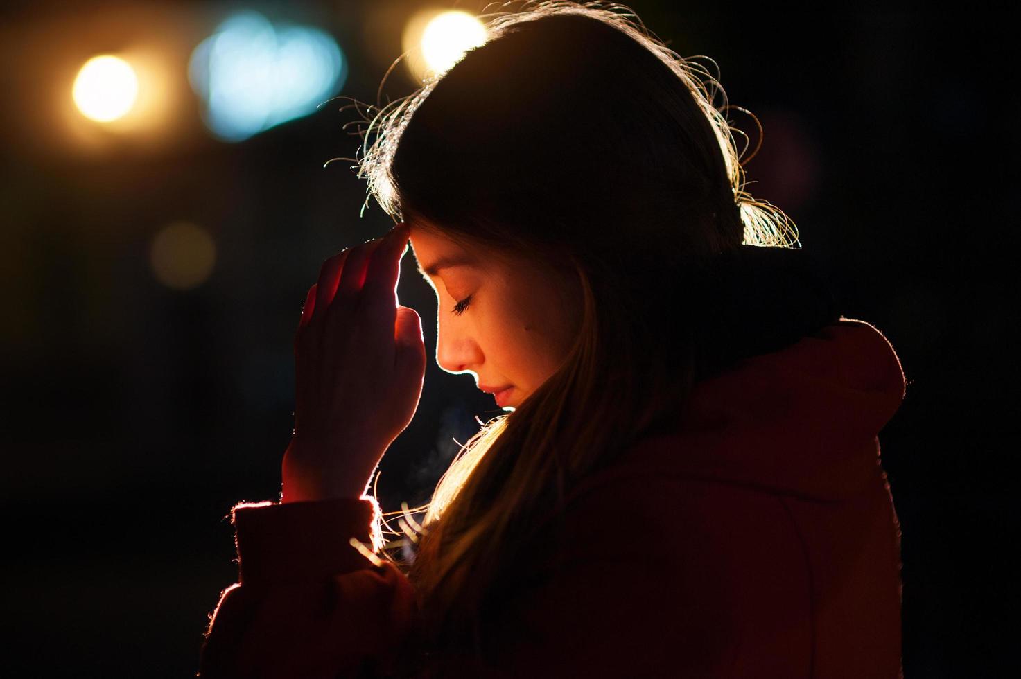 Porträt einer jungen Frau mit geschlossenen Augen foto