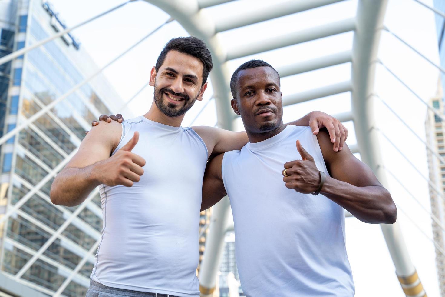 zwei Männer in sportlicher Kleidung in der Stadtszene foto