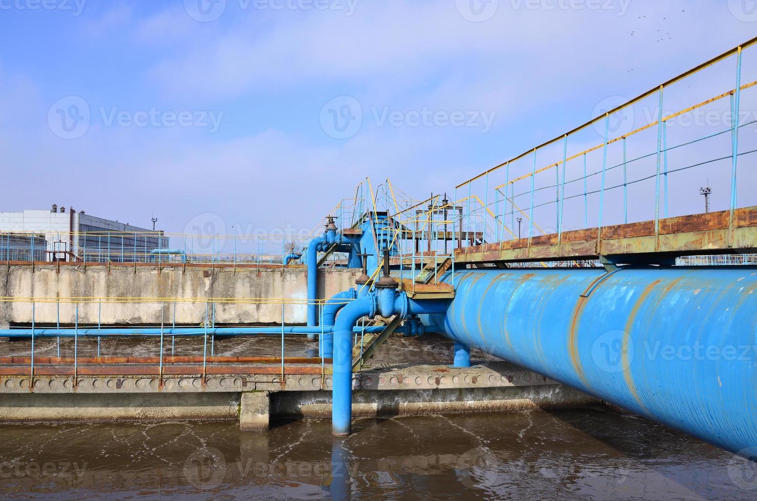 Industriegebiet mit vielen Rohren und Kommunikation foto