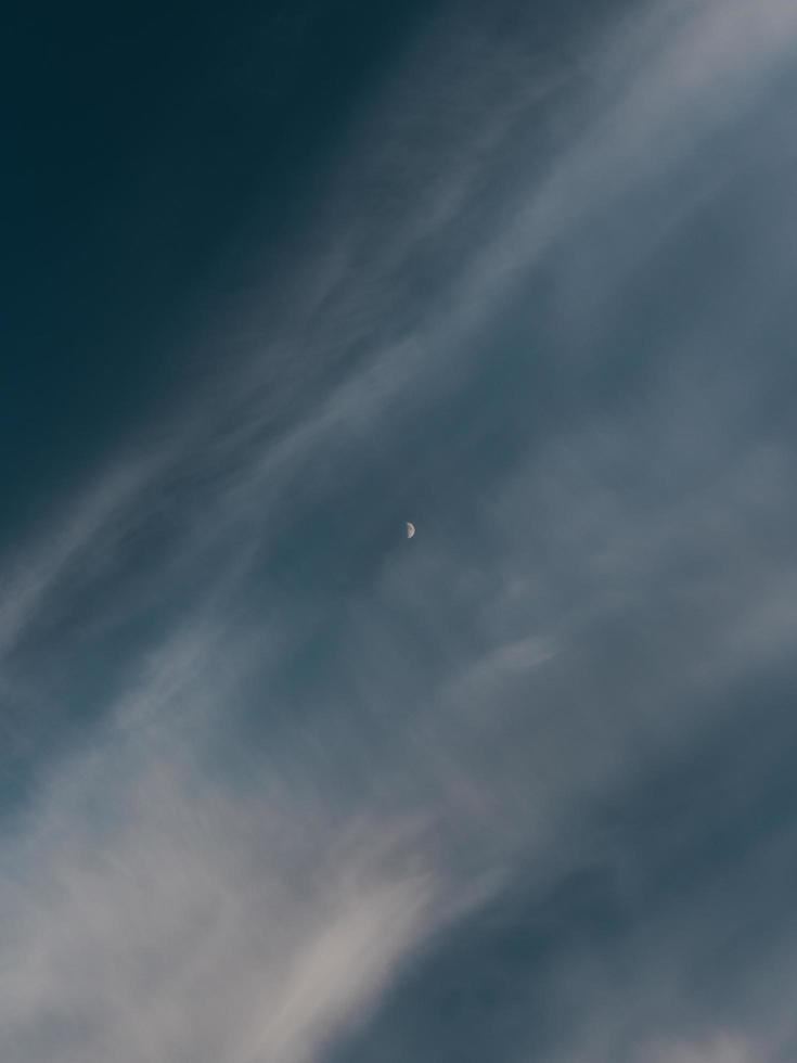 blauer Himmel mit weißen Wolken foto