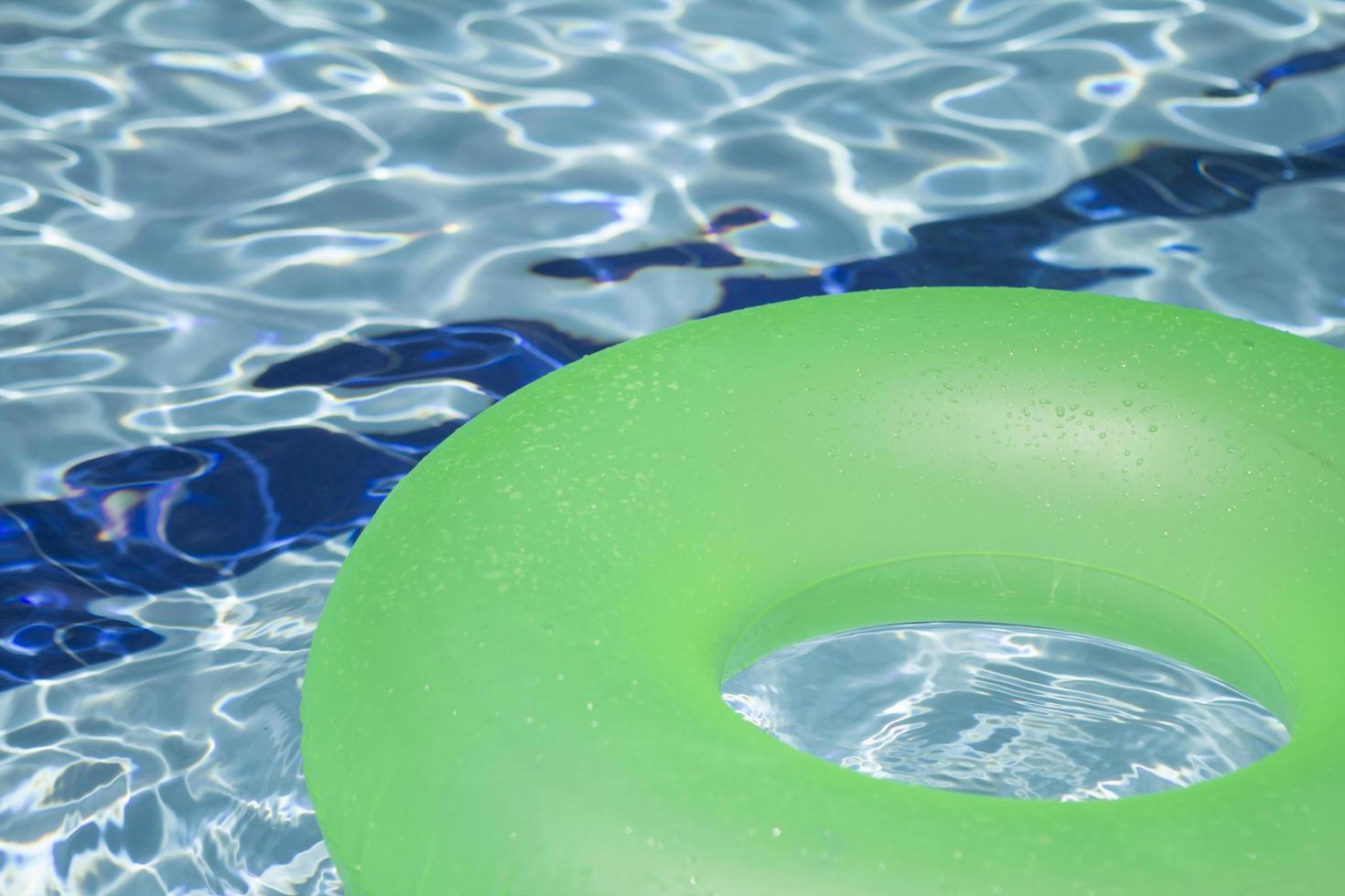 grüner aufblasbarer Schwimmer im Pool foto