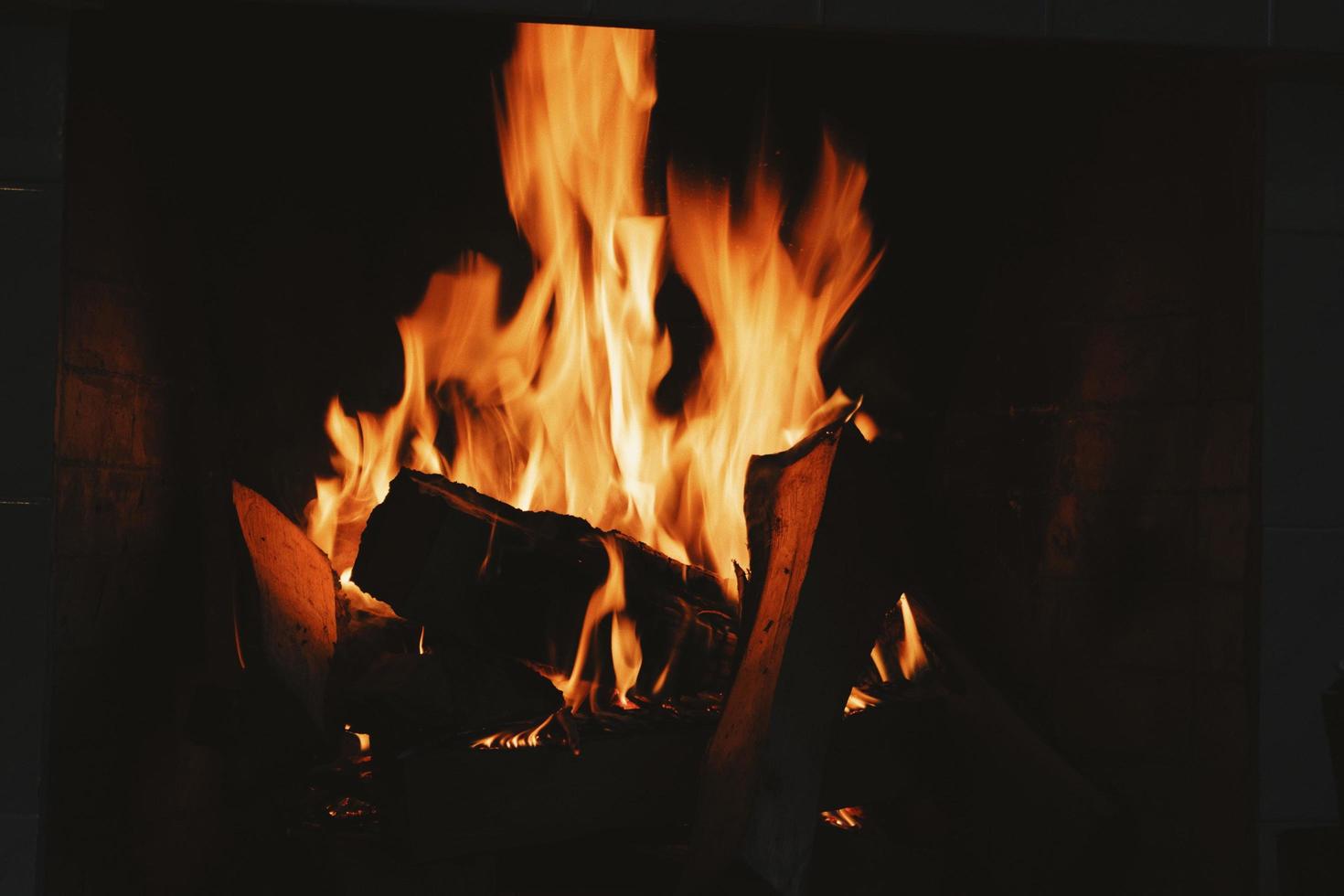 brennendes Holz in der Feuerstelle foto