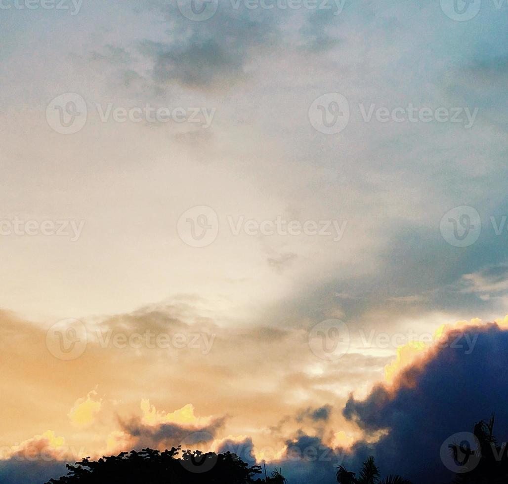 Sonnenuntergang in den Wolken foto