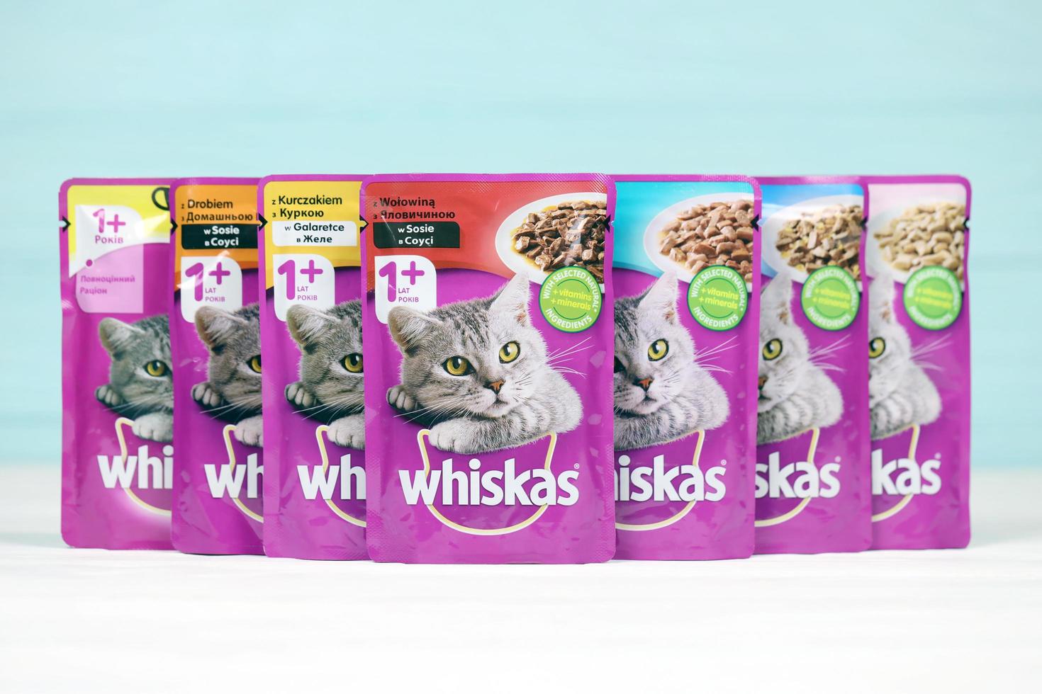 charkiw, ukraine - 06. februar 2021 katzenfutter lila verpackungen der marke whiskas aus nächster nähe. Whiskas ist eine globale Marke für Katzenfutter, die von der amerikanischen Firma Mars hergestellt wird foto