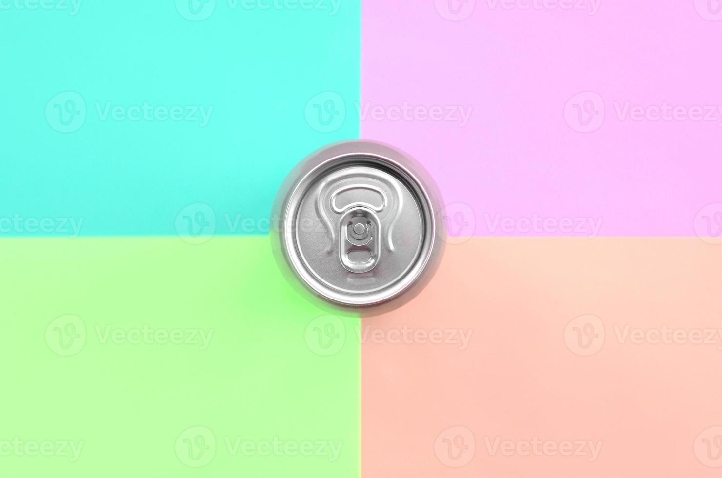Zinn-Aluminium-Silber-Bierdose auf pastellfarbenem Hintergrund foto