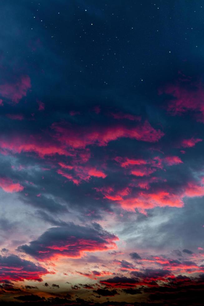 Sterne und rote Wolken bei Sonnenuntergang foto