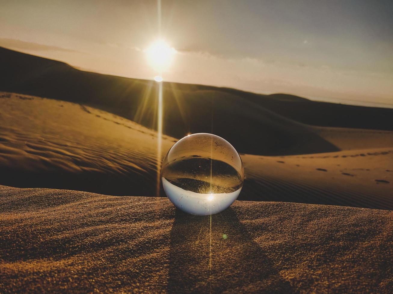 Kristallkugel in der Wüste foto