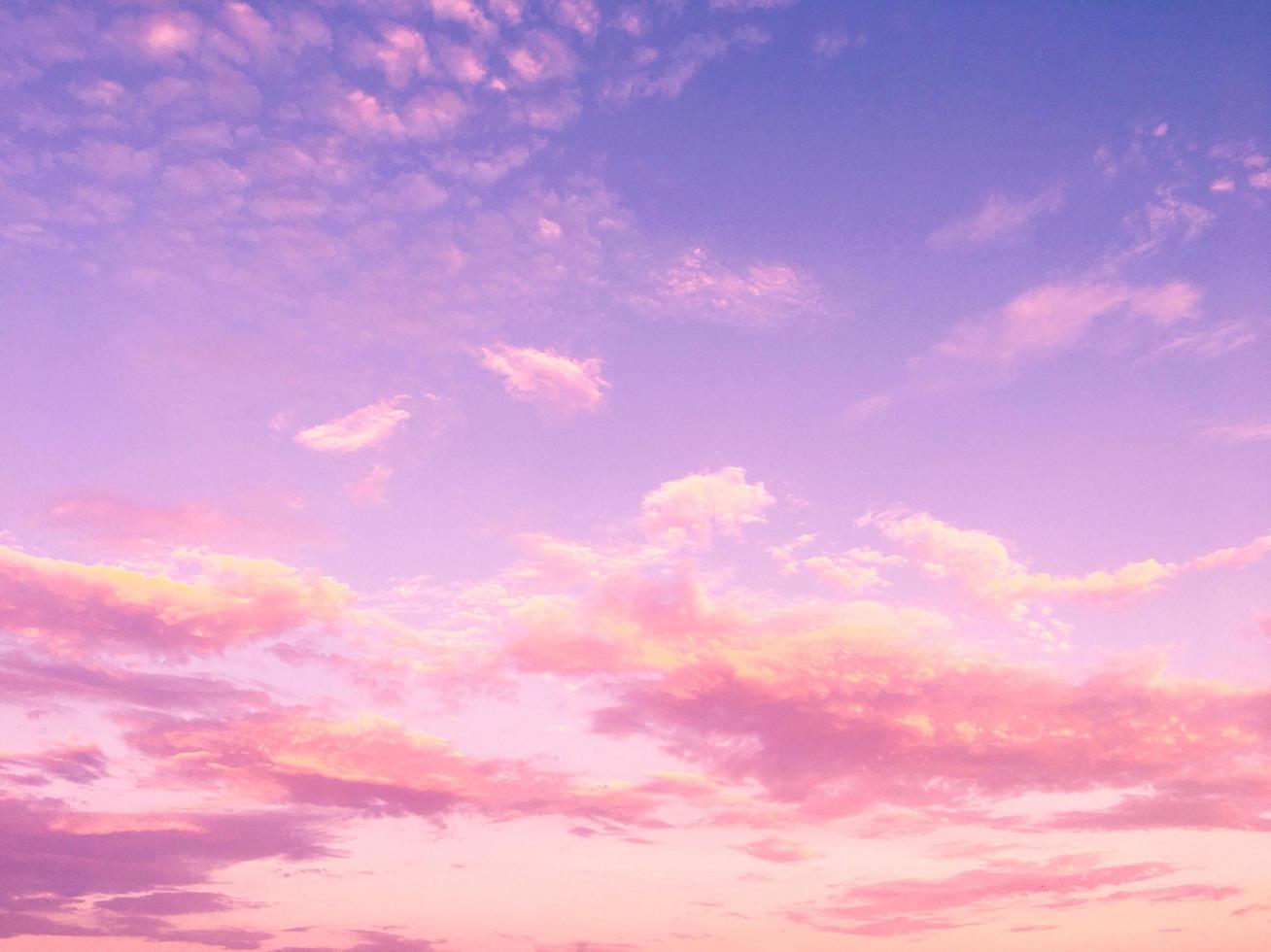 rosa Wolken und lila blauer Himmel foto