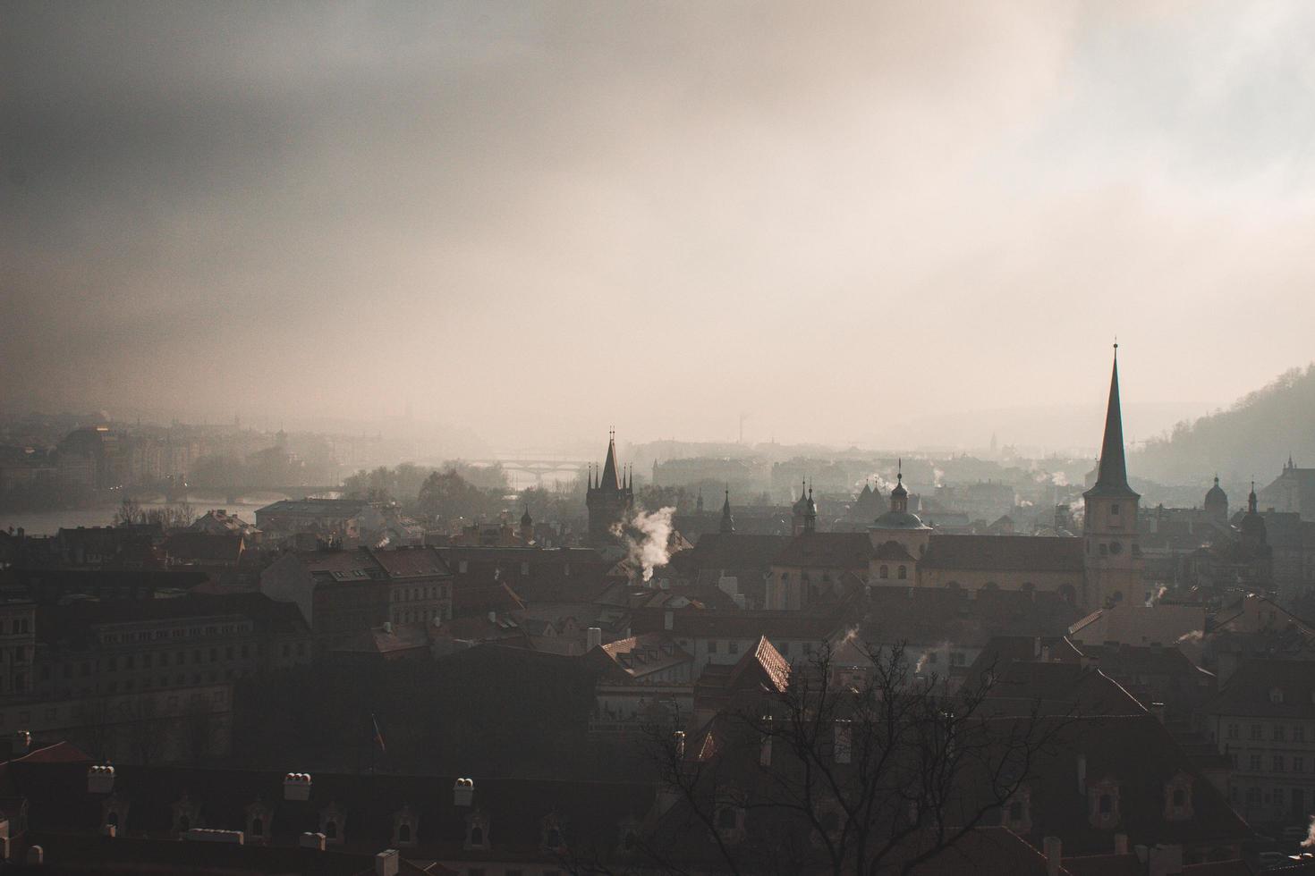 Stadtdächer unter einem bewölkten Himmel foto